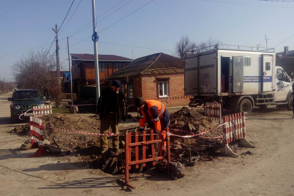 На улице Шмидта в городе Ейске ведется переподключение абонентов